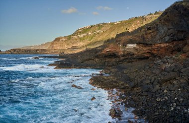 İspanya 'nın Tenerife, Kanarya Adaları' ndan Atlantik Okyanusu 'na uzanan manzara, tatil ve turizm için canlı renkli bir yer.