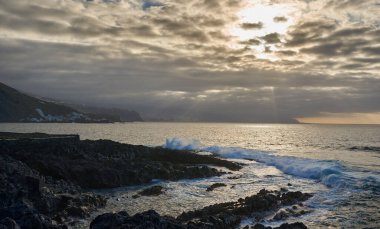 İspanya 'nın Tenerife, Kanarya Adaları' ndan gün batımı Atlantik Okyanusu 'nda, tatil ve turizm için canlı renkli bir yer.