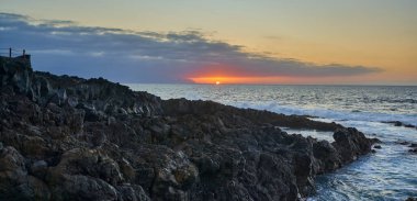 İspanya 'nın Tenerife, Kanarya Adaları' ndan gün batımı Atlantik Okyanusu 'nda, tatil ve turizm için canlı renkli bir yer.