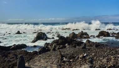 Volkanik Tenerife adasının kıyılarında dalgaların çarptığı deniz manzarası
