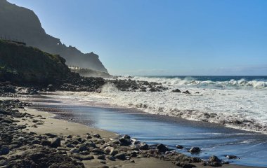 İspanya 'nın Tenerife, Kanarya Adaları' ndan Atlantik Okyanusu 'na uzanan manzara, tatil ve turizm için canlı renkli bir yer.
