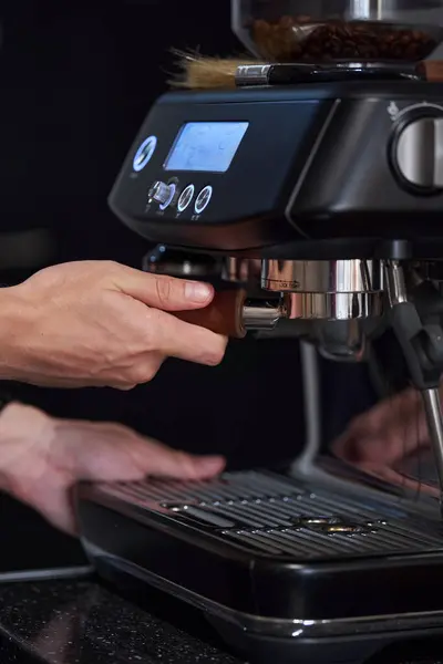 男性咖啡师使用专业工具制作高质量咖啡浓缩咖啡 特写镜头 — 图库照片