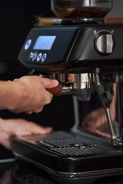 男性咖啡师使用专业工具制作高质量咖啡浓缩咖啡 特写镜头 — 图库照片