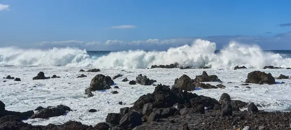 Морський Пейзаж Падаючими Хвилями Біля Берегів Вулканічного Острова Тенеріфе — стокове фото