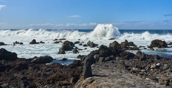 Морський Пейзаж Падаючими Хвилями Біля Берегів Вулканічного Острова Тенеріфе — стокове фото