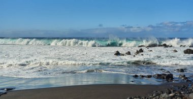 Atlantik okyanusuyla Tenerife kıyısında deniz manzarası, volkanik kıyılara vuran dalgalar.