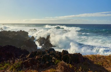 Atlantik okyanusuyla Tenerife kıyısında deniz manzarası, volkanik kıyılara vuran dalgalar.