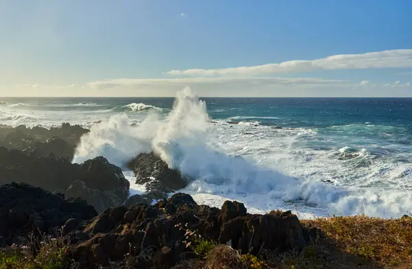 Atlantik Okyanusuyla Tenerife Kıyısında Deniz Manzarası Volkanik Kıyılara Vuran Dalgalar - Stok İmaj