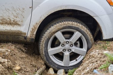 Arazi aracı bir pistte bir hendeğe çarptı. 