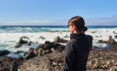 Güzel, genç ve mutlu bir kadın Tenerife kıyısında Atlantik Okyanusu 'nda tatilde.