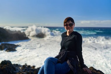 Güzel, genç ve mutlu bir kadın Tenerife kıyısında Atlantik Okyanusu 'nda tatilde.