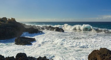 Atlantik okyanusuyla Tenerife kıyısında deniz manzarası, volkanik kıyılarda dalgalar.
