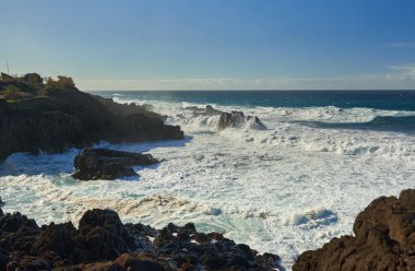 Atlantik okyanusuyla Tenerife kıyısında deniz manzarası, volkanik kıyılarda dalgalar.