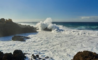 Atlantik okyanusuyla Tenerife kıyısında deniz manzarası, volkanik kıyılarda dalgalar.