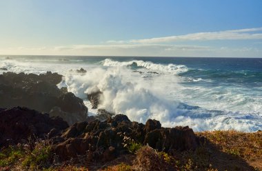 Atlantik okyanusuyla Tenerife kıyısında deniz manzarası, volkanik kıyılarda dalgalar.