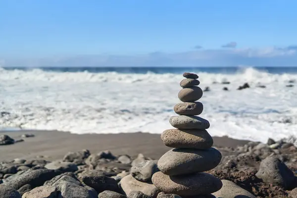 Pilha Pedras Zen Praia Oceano Dia Ensolarado — Fotografia de Stock