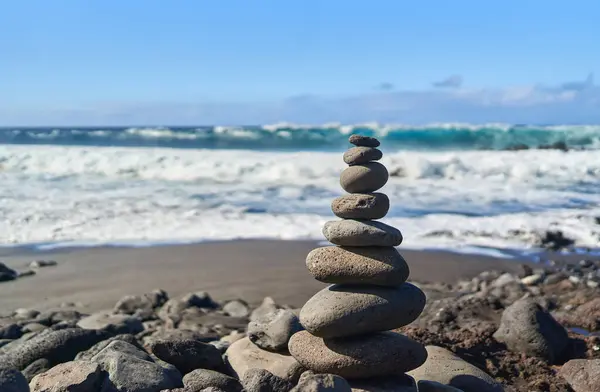 Stos Kamieni Zen Plaży Oceanu Słoneczny Dzień — Zdjęcie stockowe
