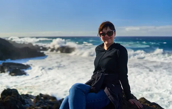 Güzel Genç Mutlu Bir Kadın Tenerife Kıyısında Atlantik Okyanusu Nda Stok Resim