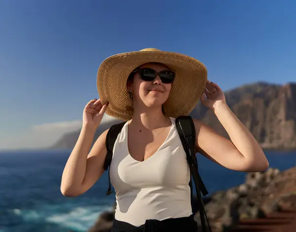 Mooie Jonge Gelukkige Vrouw Vakantie Aan Kust Van Tenerife Aan Stockafbeelding