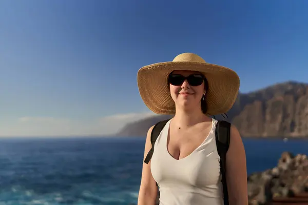 Güzel Genç Mutlu Bir Kadın Tenerife Kıyısında Atlantik Okyanusu Nda Telifsiz Stok Imajlar