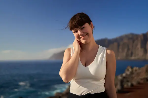Mooie Jonge Vrouw Vakantie Aan Kust Van Tenerife Door Atlantische Rechtenvrije Stockfoto's