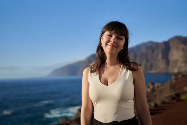 Mooie Jonge Vrouw Vakantie Aan Kust Van Tenerife Door Atlantische Stockfoto