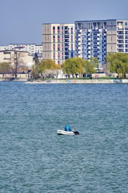 Güzel bir gölün kıyısında apartman blokları olan modern şehir gelişimi