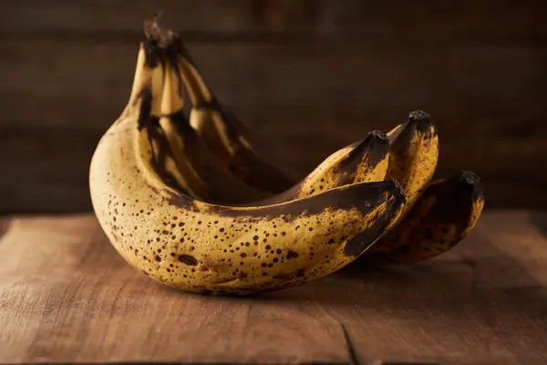 Overripe Sweet Bananas Bunch Rustic Wooden Board 스톡 이미지