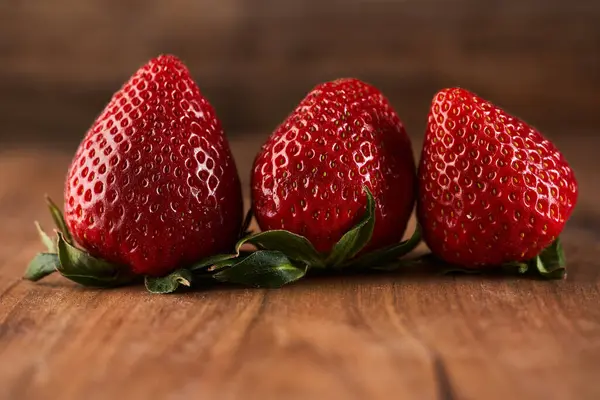 Ζουμερές Φράουλες Φρεσκοκομμένες Ρουστίκ Ξύλινη Σανίδα Φωτογραφία Αρχείου