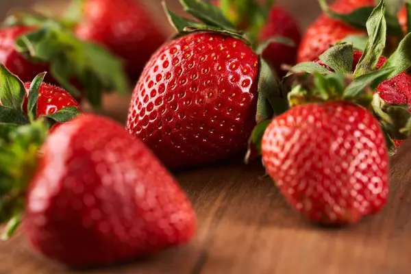 Juicy Strawberries Freshly Picked Rustic Wooden Board Fotos De Bancos De Imagens