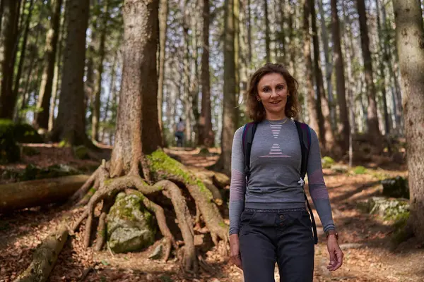 Kobieta Plecakiem Wędrująca Samotnie Ścieżką Górach Przez Las — Zdjęcie stockowe