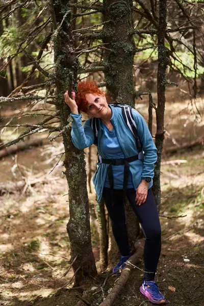 Žena Batohem Kráčí Sama Stezce Horách Lesem Stock Snímky