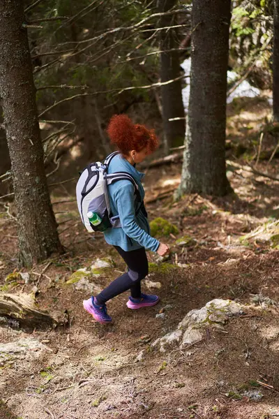 Mujer Con Mochila Caminando Sola Sendero Las Montañas Través Del Fotos De Stock