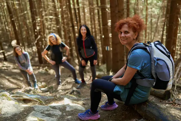 Группа Женщин Рюкзаками Путешествующих Тропе Горах — стоковое фото