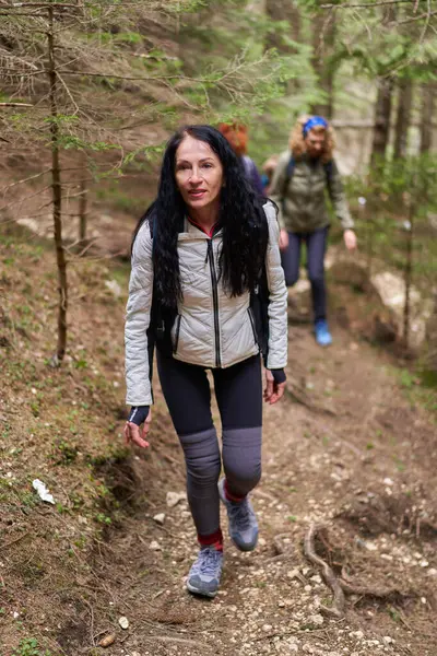 Grupo Mujeres Excursionistas Con Mochilas Senderismo Las Montañas —  Fotos de Stock