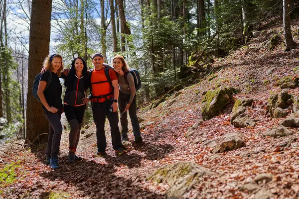 Grupo Mixto Excursionistas Con Hombre Tres Mujeres Con Mochilas Sendero Imagen De Stock