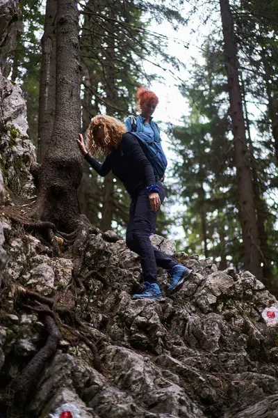 Women Backpacks Hiking Mountains Early Spring — ストック写真