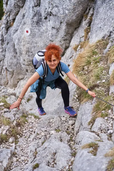 Mountaineer Woman Climbing Steep Wall Safety Line — Stock Photo, Image
