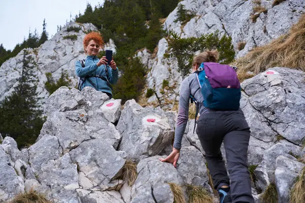 Vrienden Bergbeklimmers Beklimmen Een Steile Berg Maken Foto — Stockfoto