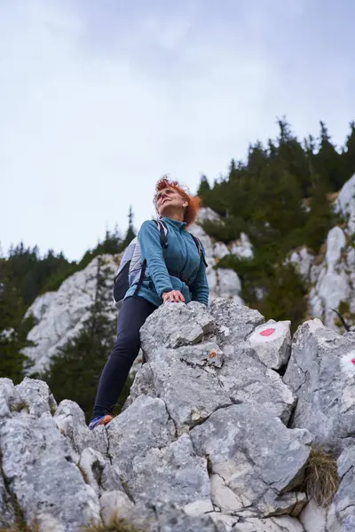 Femme Alpiniste Reposant Après Une Montée Difficile Sur Une Montagne — Photo
