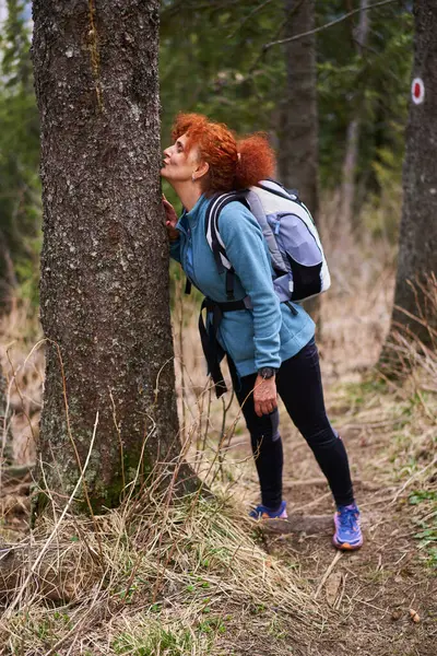 Vrouwelijke Wandelaar Met Rugzak Die Een Kus Geeft Aan Een Rechtenvrije Stockfoto's