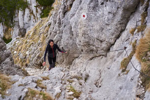 Bergsteigerin Klettert Sicherheitsleine Eine Steile Wand Hinauf Stockbild