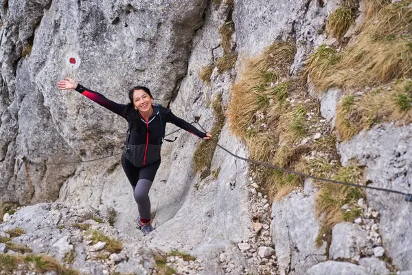 Mujer Montañista Escalando Una Pared Empinada Línea Seguridad Imagen De Stock