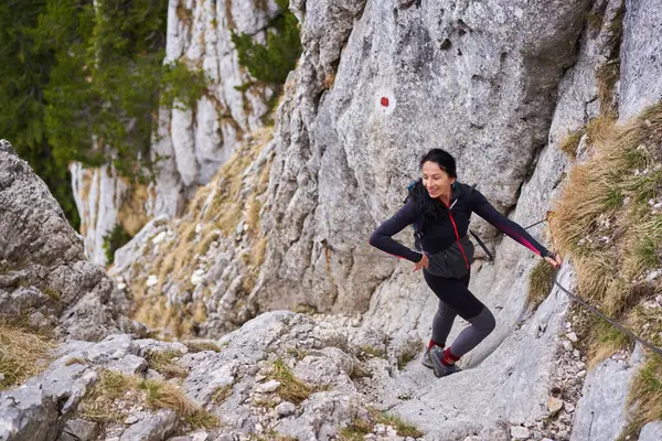 Mujer Montañista Escalando Una Pared Empinada Línea Seguridad Fotos de stock libres de derechos