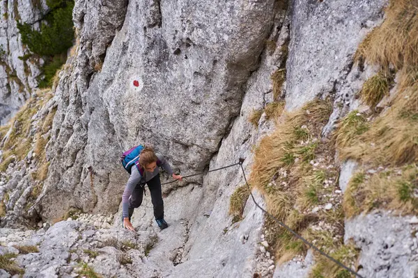 Mountaineer Woman Climbing Steep Wall Safety Line Telifsiz Stok Imajlar