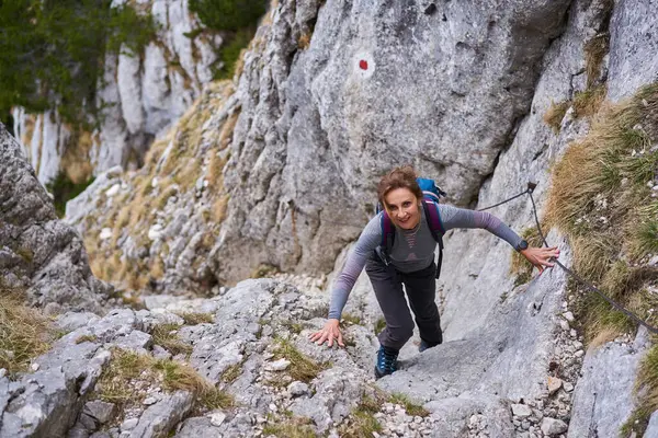Dağcı Kadın Güvenlik Hattında Dik Bir Duvara Tırmanıyor Stok Fotoğraf