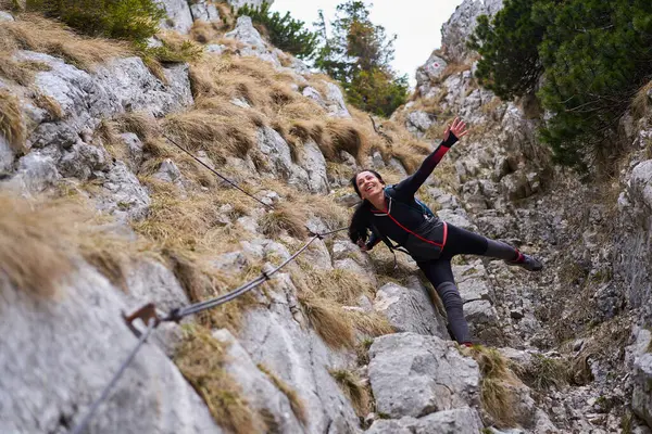 Kobieta Alpinistka Wspina Się Stromą Ścianę Linii Bezpieczeństwa Zdjęcie Stockowe