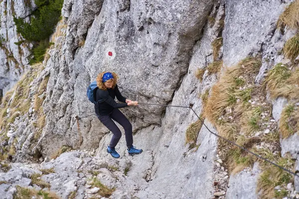 Ορειβάτης Γυναίκα Αναρρίχηση Απότομο Τοίχο Στη Γραμμή Ασφαλείας Φωτογραφία Αρχείου