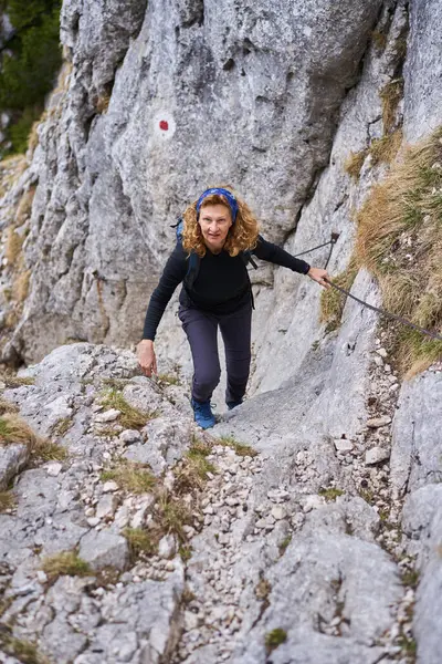 Dağcı Kadın Güvenlik Hattında Dik Bir Duvara Tırmanıyor Telifsiz Stok Imajlar