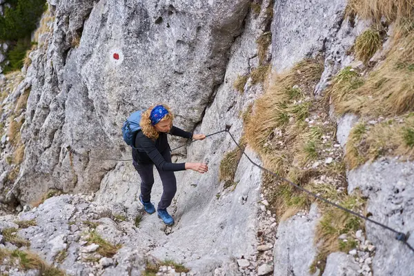 Bergsteigerin Klettert Sicherheitsleine Eine Steile Wand Hinauf Stockbild